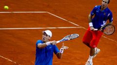 Čeští tenisté Radek Štěpánek a Tomáš Berdych při čtyřhře v semifinále Davis Cupu