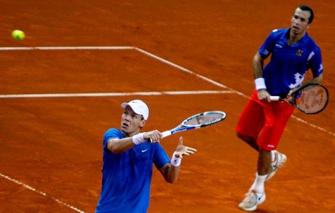 Čeští tenisté Radek Štěpánek a Tomáš Berdych při čtyřhře v semifinále Davis Cupu