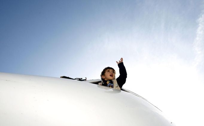 A child leans from the cockpit window of a plane at a kindergarten in the town of Rustavi some 25 km (15 miles) south of Tbilisi, October 31, 2012. The fully functional Soviet-era Yakovlev Yak-40 plane has been installed in the kindergarten courtyard and refurbished as a children's playground. REUTERS/David Mdzinarishvili (GEORGIA - Tags: EDUCATION SOCIETY TPX IMAGES OF THE DAY) Published: Říj. 31, 2012, 11:13 dop.