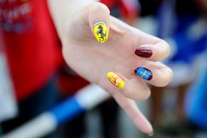 FOTO Japonci šílí z formule 1, v hlavní roli je Ferrari