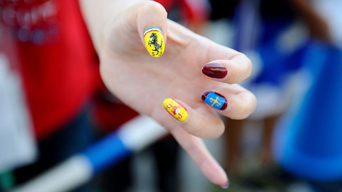 Japonské fanynky milují Ferrari, dokazují to i svými křiklavými nehty. Podívejte se, jak formulové šílenství zaplavilo Suzuku.