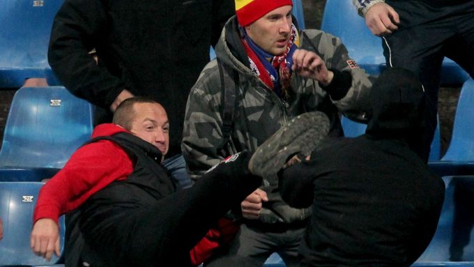 Řádění fanoušků v utkání Evropské ligy. Domácí Slovan je vyšetřován policií.