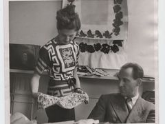Lída Ascherová se Zikou Ascherem v kanceláři ve Wigmore Street nad návrhy látek, 1946.
