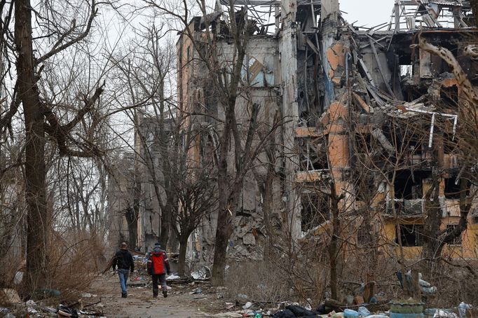 Ruskem okupované ukrajinské město Mariupol rok od útoku na tamní divadlo.