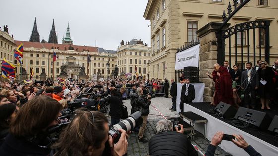 Foto: Havlův odkaz žije, pravá krása je uvnitř. Dalajlámu vítalo tisíc lidí, i když museli jinam