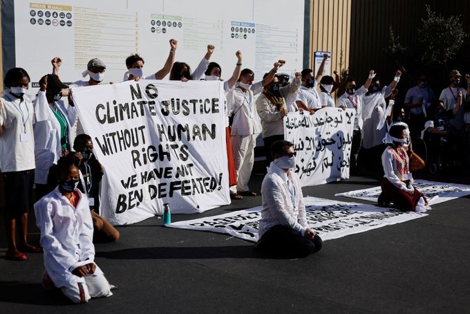 Protest na klimatické konferenci COP27 v Egyptě.