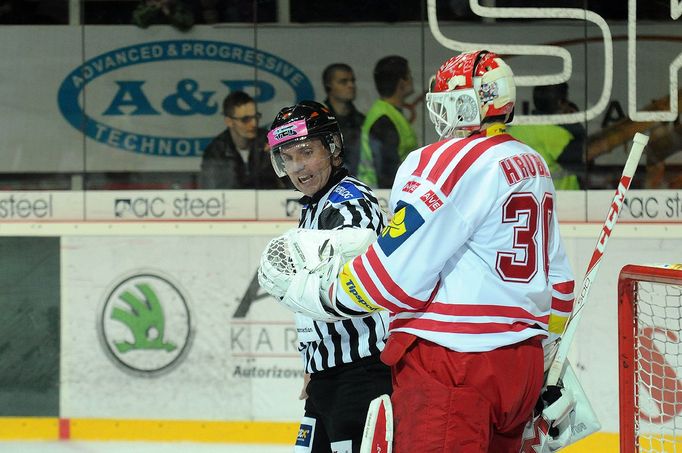 Třinec - Pardubice: Šimon Hrubec