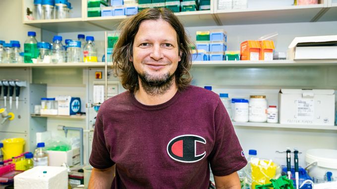 Dr. Evžen Bouřa, vedoucí vědeckého týmu na ÚOCHB, který se snaží zabránit koronaviru v maskování a vyvinout tak účinný lék.