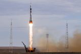 Odstartováno. Kosmická loď Sojuz TMA-18M časně ráno SELČ zamířila s tříčlennou posádkou do vesmíru.