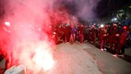 Stovky lidí se sešly před stadionem San Paolo v Neapoli, kde Maradona strávil nejslavnější část své kariéry.