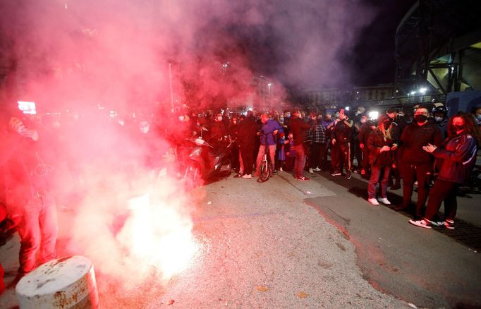 Fanoušci si připomínají památku zesnulého Diega Armanda Maradony (Neapol, stadion San Paolo)