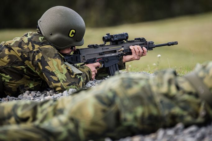 Barbora Špotáková střílela ze samopalu BREN 805 poprvé, ale automatickou zbraň chválila.