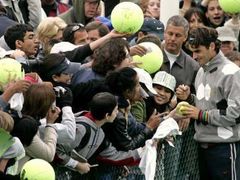 Švýcarského tenistu Rogera Federera obsypali na tréninkovém dvorci v Indiana Wells fanoušci žádající autogram.