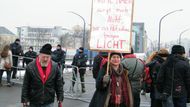 Nejméně 15 000 lidí se 19. února zapojilo v ulicích Drážďan do protestů proti demonstrativní snaze neonacistů připomenout si bombardování, označované krajní pravicí za "bombový holokaust" na Němcích