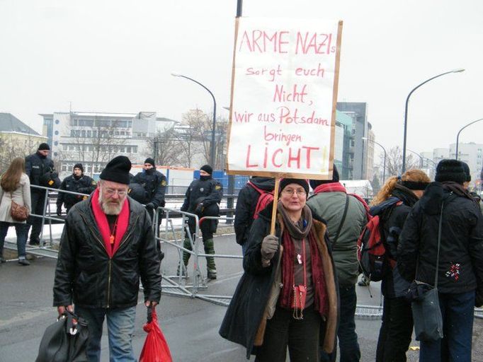 Nejméně 15 000 lidí se 19. února zapojilo v ulicích Drážďan do protestů proti demonstrativní snaze neonacistů připomenout si bombardování, označované krajní pravicí za "bombový holokaust" na Němcích