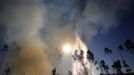 A helicopter drops water over a forest fire in Alvaiazere, near Ourem September 4, 2012. More 10 fires are active in Portugal, according to the Civil Defence. REUTERS/Rafael Marchante (PORTUGAL - Tags: SOCIETY DISASTER ENVIRONMENT TPX IMAGES OF THE DAY) Published: Zář. 4, 2012, 9:47 dop.