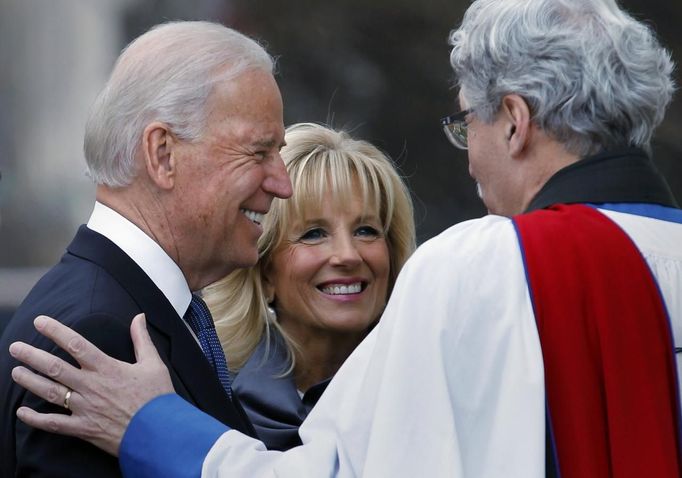 Viceprezident Joe Biden s manželkou Jill a reverendem Luisem Leonem. Potkali se před episkopálním kostelem svatého Jana.