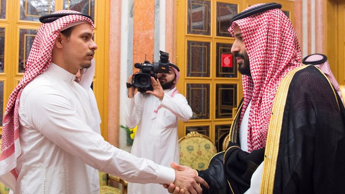 Korunní princ Muhammad bin Salmán (vpravo) přijímá v královském paláci syna zavražděného novináře Džamála Chášukdžího (foto z října 2018).