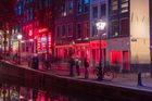Konec focení prostitutek. Amsterdam omezuje prohlídky ve čtvrti červených luceren