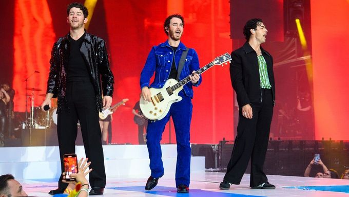 Jonas Brothers oznámili comeback roku 2019 singlem Sucker. Na snímku jsou z letošního koncertu na stadionu v londýnském Wembley.