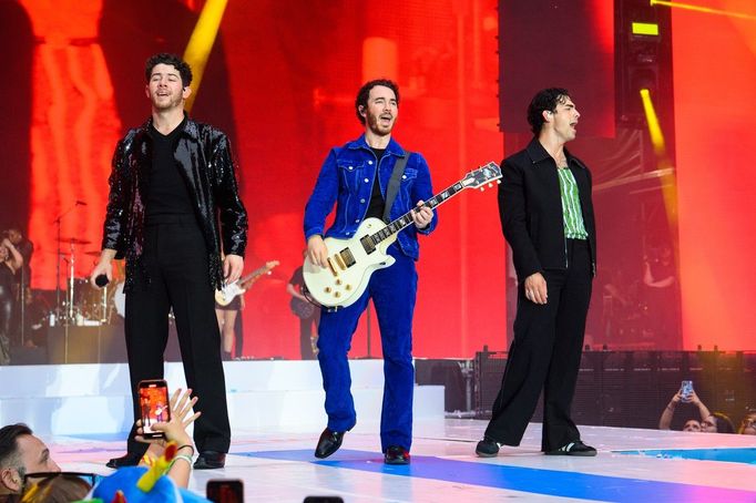 Kapela Jonas Brothers při koncertu na londýnském stadionu ve Wembley.