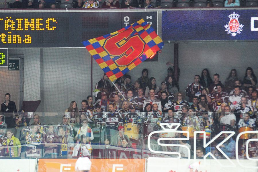Hokejoví fanoušci pražské Sparty v utkání 6. kola Tipsport extraligy 2012/13 s Oceláři Třinec.