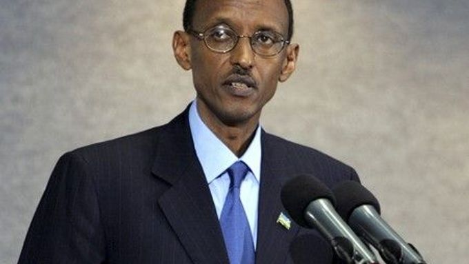 Prezident Kagame stál v čele tutsijských povstalců z FPR, kteří v červenci 1994 svrhli vládu radikálních Hutů, a ve Rwandě se těší velké oblibě.