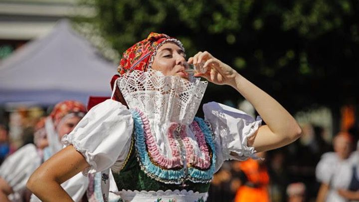 Růže v ústech, krásné kroje a jezdci na koních. Vyvrcholil festival Slovácký rok
