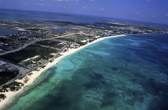 pláž Seven Mile Beach na Kajmanských ostrovech