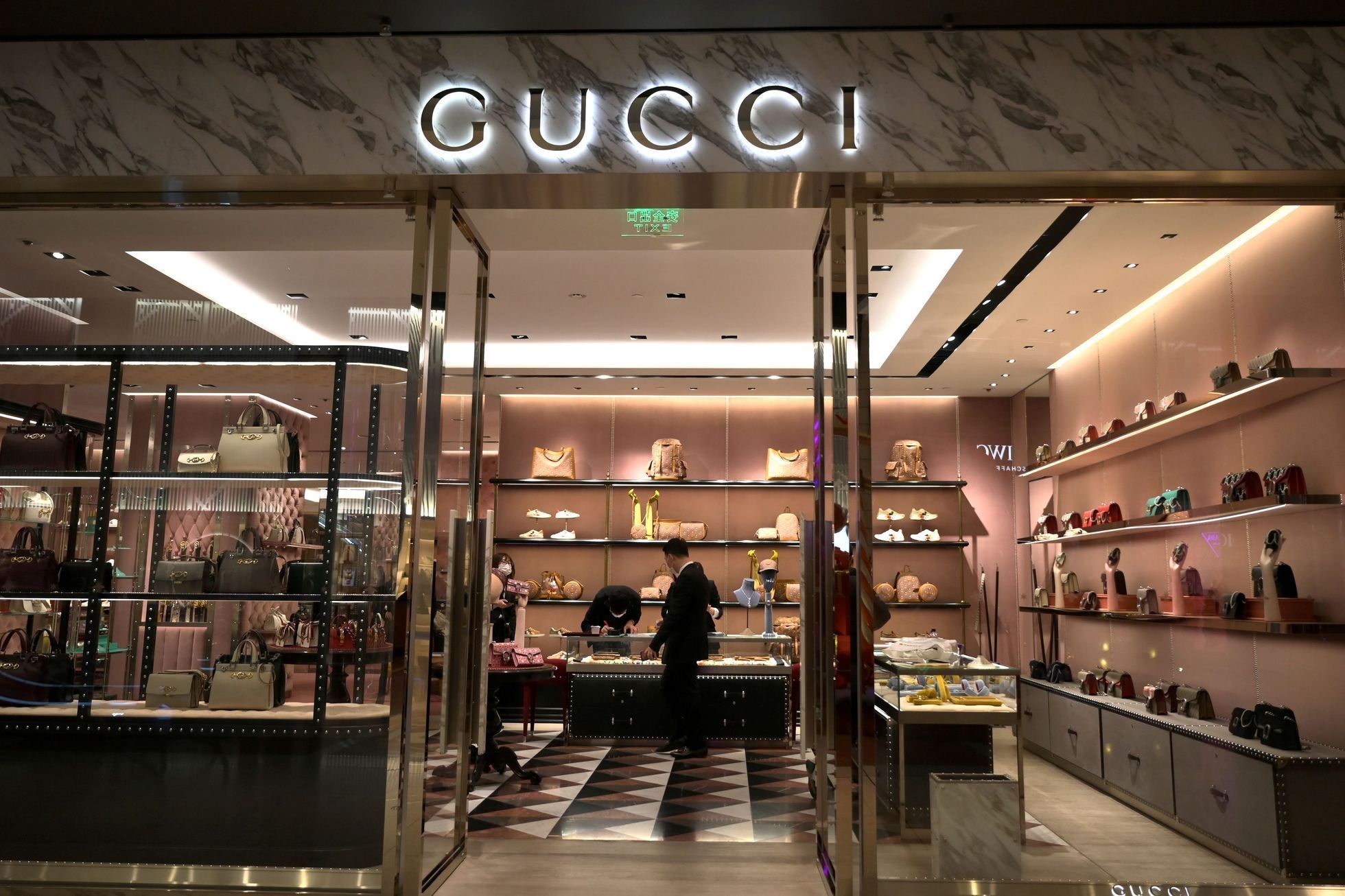 gucci store, zena