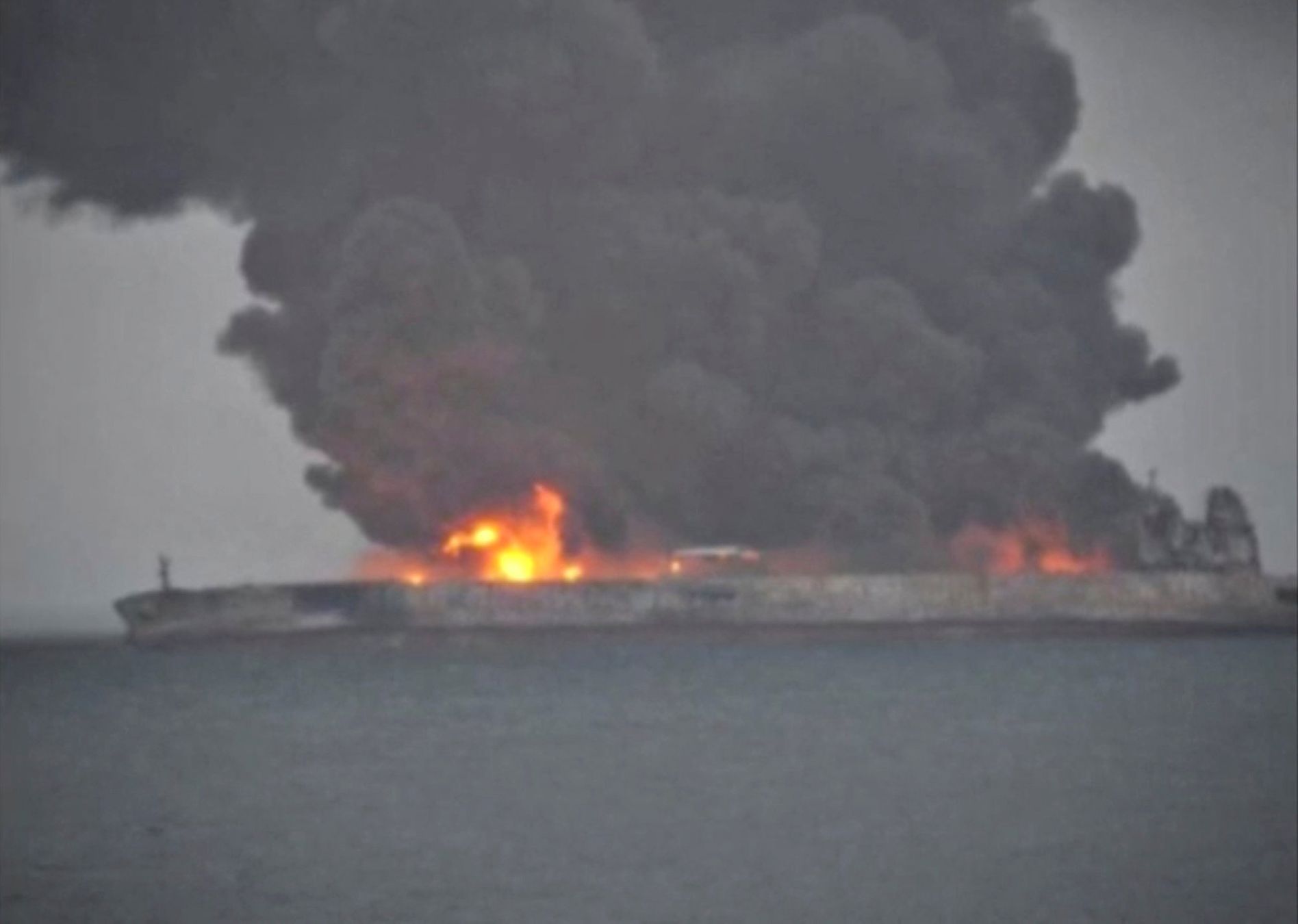 Hořící tanker ve Východočínském moři