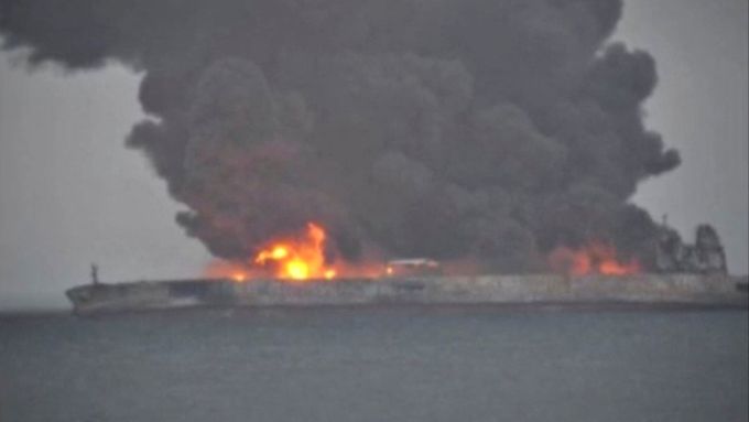 Hořící tanker ve Východočínském moři