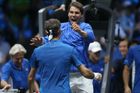 Rafael Nadal běží jako první gratulovat Rogeru Federerovi. Velcí rivalové společně pomohli Evropě získat Laver Cup.