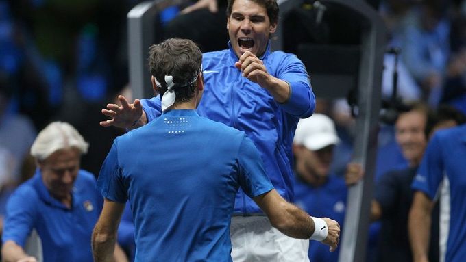 Nadal gratuluje Federerovi. První ročník Laver Cupu právě skončil.