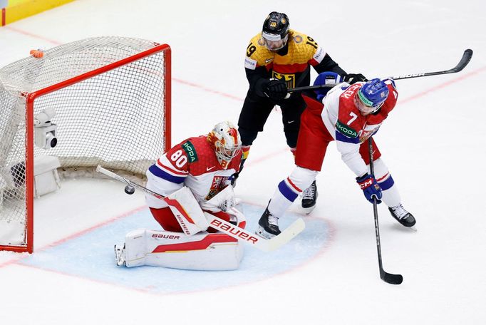 Dominik Kahun a Daniel Vladař v zápase MS 2025 Česko - Německo