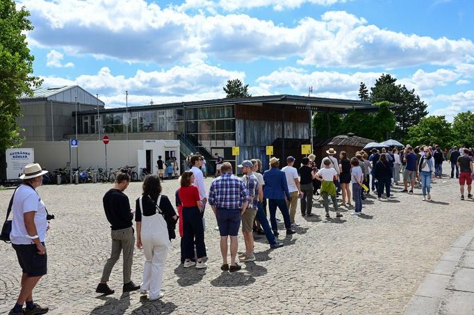 Fronta před výstavním pavilonem Documenta Halle.