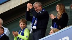 FILE PHOTO: Chelsea owner Roman Abramovič applauds fans after winning the Premier League