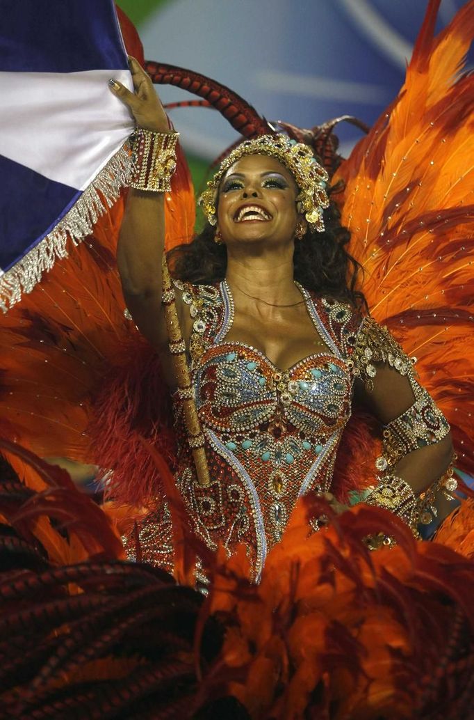 A reveller from the Beija Flor samba school participates during the annual carnival parade in Rio de Janeiro's Sambadrome, February 11, 2013. REUTERS/Pilar Olivares (BRAZIL - Tags: SOCIETY) Published: Úno. 12, 2013, 3:56 dop.