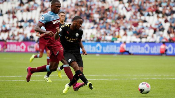 Raheem Sterling střílí jeden ze svých tří gólů, kterými pomohl Manchesteru City k vysoké výhře 5:0 na půdě West Hamu