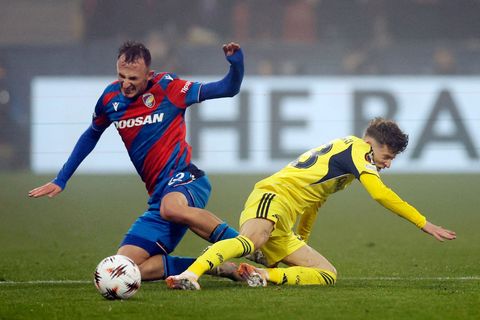 Plzeň - Fenerbahce 0:0. Bláznivý konec, sudího zavolal VAR, ten ale penaltu odmítl