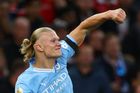 Erling Braut Haaland slaví gól v derby Manchesteru City proti United