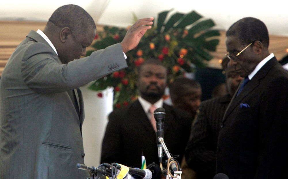Tsvangirai skládá přísahu do rukou Mugabeho