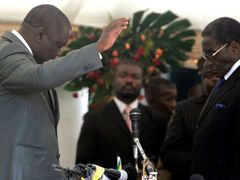 Historický okamžik: Morgan Tsvangirai skládá v Harare přísahu do rukou prezidenta Roberta Mugabeho, a stává se tak premiérem ve vládě národní jednoty