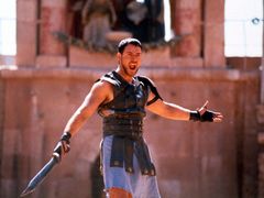 Russell Crowe jako generál Maximus Decimus Meridius v Gladiátorovi z roku 2000.