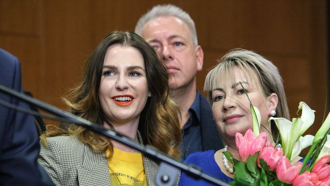 Kateřina a Ivana Zemanovy ve volebním štábu, v pozadí Milan Chovanec z ČSSD.