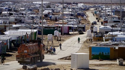 Uprchlický tábor s více lidmi, než má Kladno? Prošli jsme ho. Tisíce dětí, satelity i česká pomoc