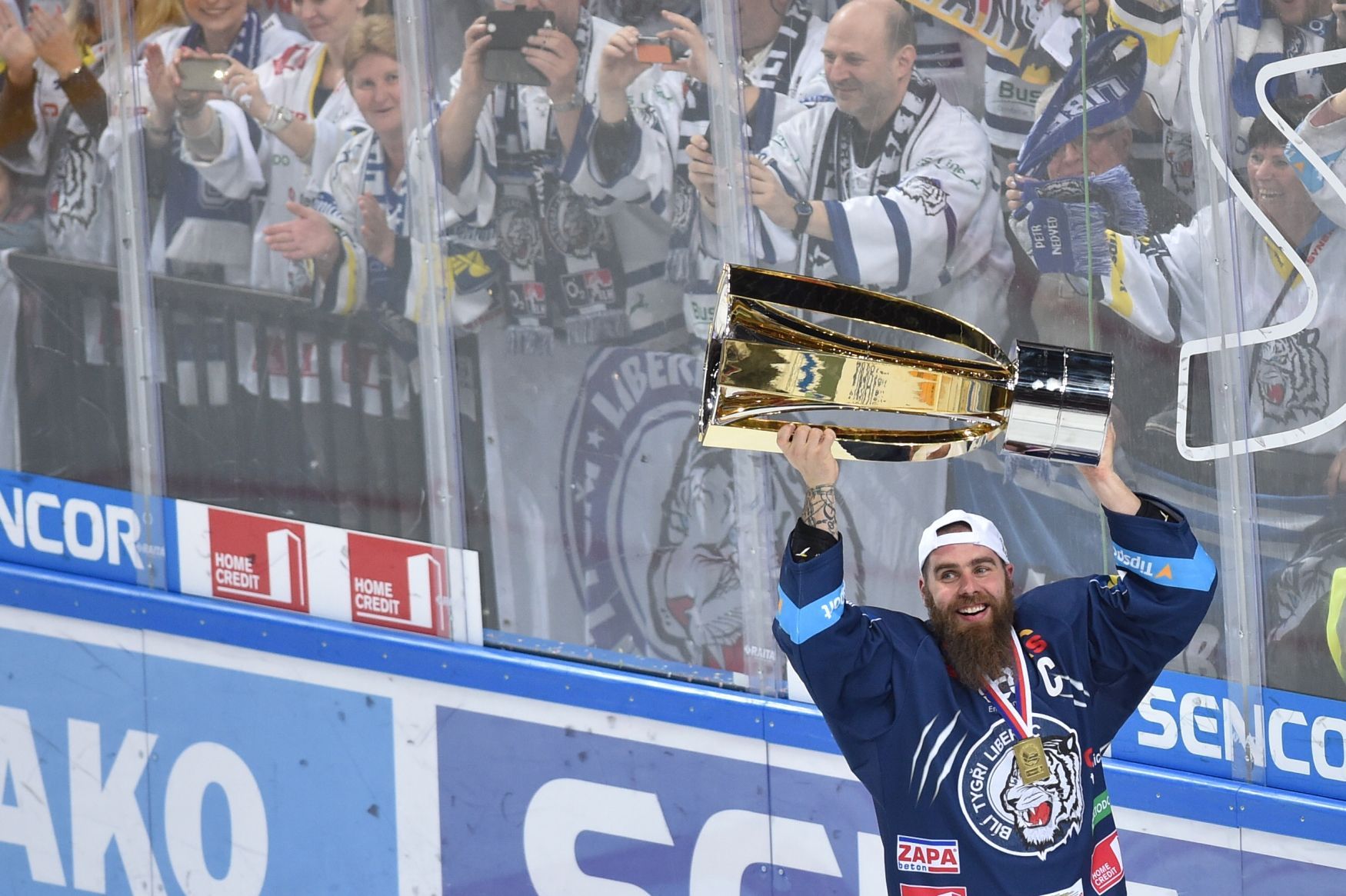 ELH, 6. finále Sparta-Liberec: Jan Výtisk s pohárem