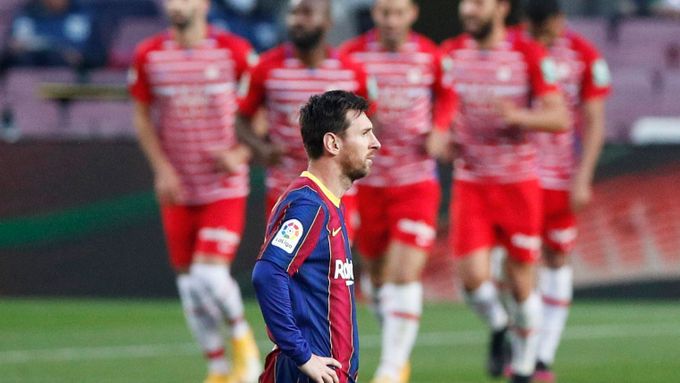 Nechápající hvězda Barcelony Lionel Messi, za ním slaví hráči Granady
