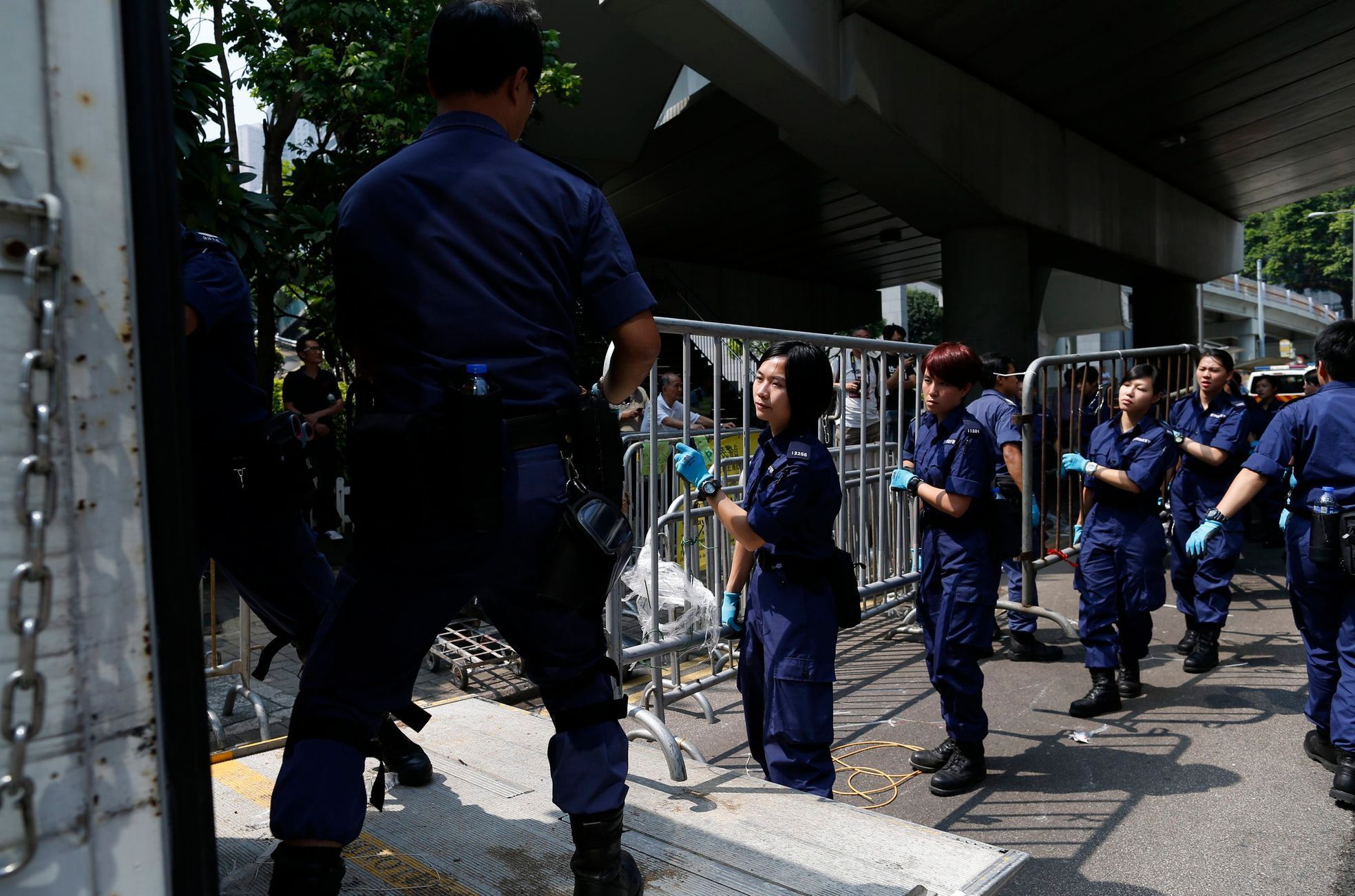 Policie odstraňuje barikády v ulicích Hongkongu