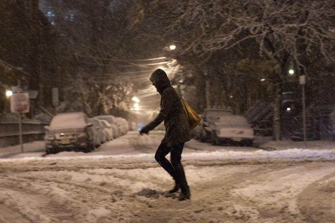 A woman walks in the snow during the nor'easter, also known as a northeaster storm, in Jersey City, New Jersey November 7, 2012. A wintry storm dropped snow and rain on the U.S. Northeast on Wednesday, bringing dangerous winds and knocking out power in a region where hundreds of thousands were still in the dark after Superstorm Sandy. REUTERS/Eduardo Munoz (UNITED STATES - Tags: DISASTER ENVIRONMENT) Published: Lis. 8, 2012, 2:53 dop.